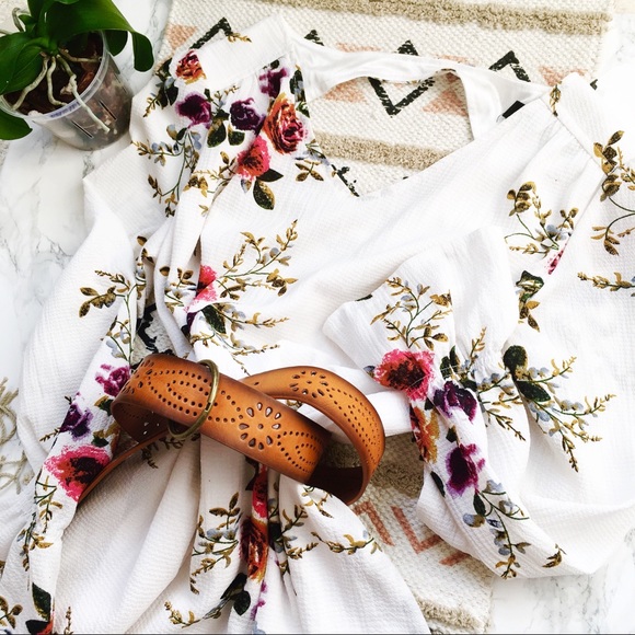 Dresses & Skirts - • NWOT Gorgeous Boho Floral Dress •